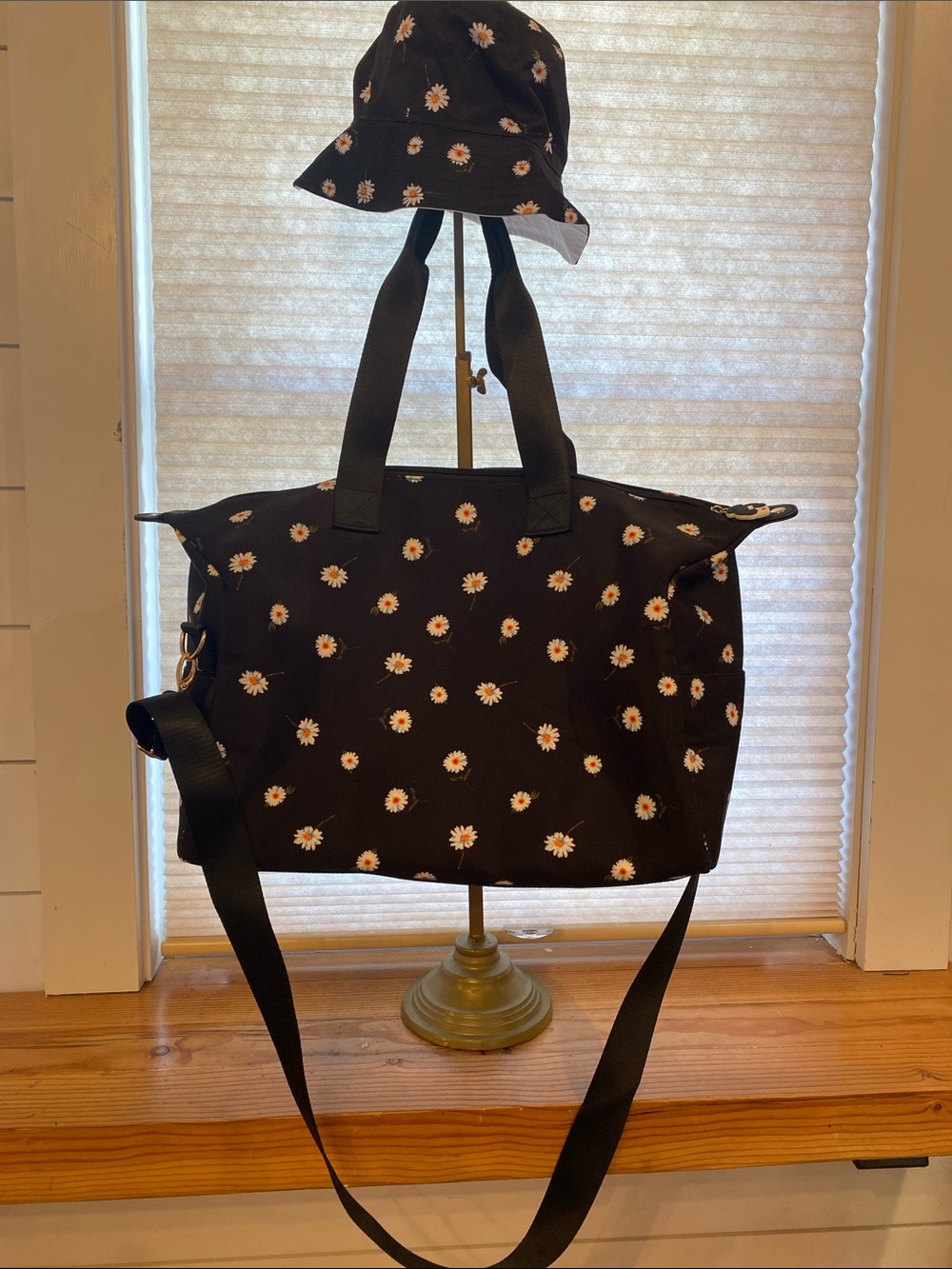 Alice+Olivia Black Daisy-Print Women’s Tote Bag with matching bucket hat
